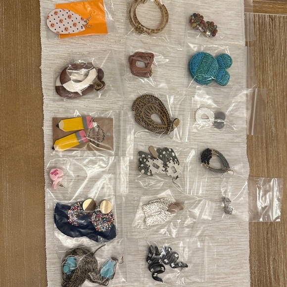 Box of 17 Pairs of Earrings - Picture 2 of 7